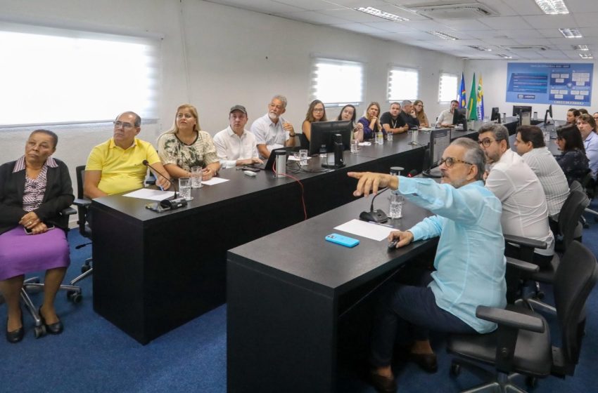 Prefeito Mano Medeiros debate papel da gestão municipal com Antônio Lavareda e abre Semana do Meio Ambiente no Jaboatão Encontro com o cientista político reforçou a importância da comunicação com a população; abertura da programação ambiental reuniu alunos e lideranças no Teatro Samuel Campelo.