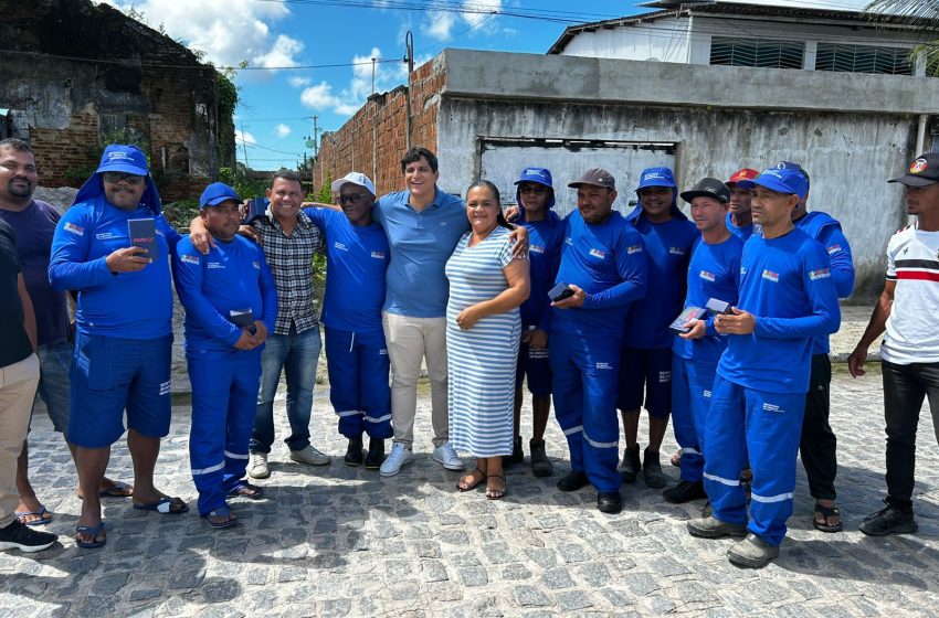 Itapissuma lança “Conecta Gari” e entrega celulares a profissionais da limpeza urbana Iniciativa pioneira fortalece a inclusão digital, valoriza os servidores e moderniza a comunicação entre as equipes do município.