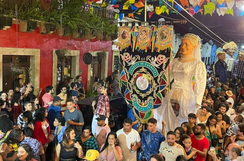 Um São João de Gigantes: Centro Cultural Amantes do Carnaval promove desfile junino em Olinda Evento, que já é tradição desde 2019, reunirá mais de 20 agremiações carnavalescas e promete animar as ladeiras do Sítio Histórico no dia 24 de junho.