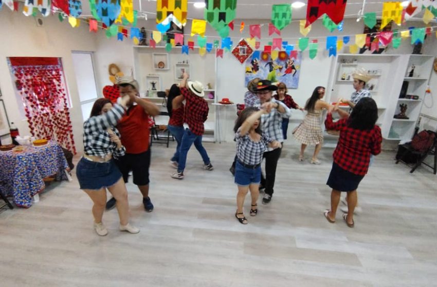 Curso pioneiro de forró com acessibilidade forma pessoas com deficiência visual no Recife Projeto uniu cultura, inclusão e educação em aulas com audiodescrição; metodologia poderá ser replicada em todo o país.