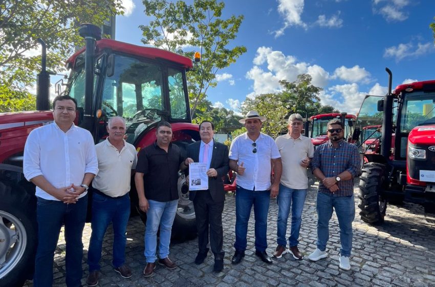 Deputado Izaías Régis entrega trator agrícola para fortalecer a produção em Brejão Equipamento foi destinado ao município por meio de articulação com o Governo do Estado; ação reforça compromisso do parlamentar com o desenvolvimento do Agreste Meridional.