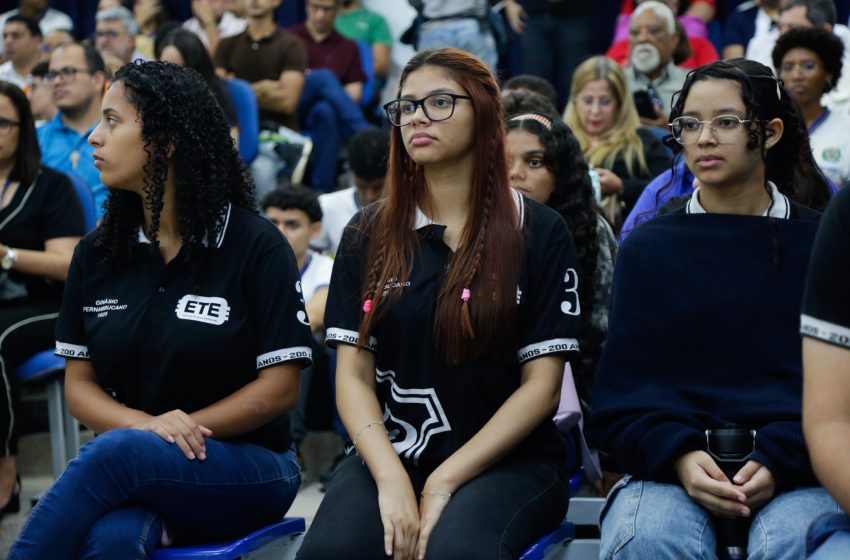 Estudantes dos ensinos médio e técnico têm até 7 de julho para se inscrever no edital do Compet Médio-Tec Governo de Pernambuco investe R$ 3,34 milhões em bolsas para o desenvolvimento de até 100 projetos com empresas de tecnologia.