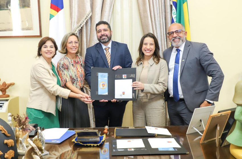 Governo de Pernambuco e Correios lançam selo nacional contra violência sexual infantil Com imagem de girassol como símbolo de proteção, selo busca conscientizar e mobilizar a sociedade sobre o enfrentamento ao abuso sexual de crianças e adolescentes. Iniciativa será levada às escolas com ações educativas.