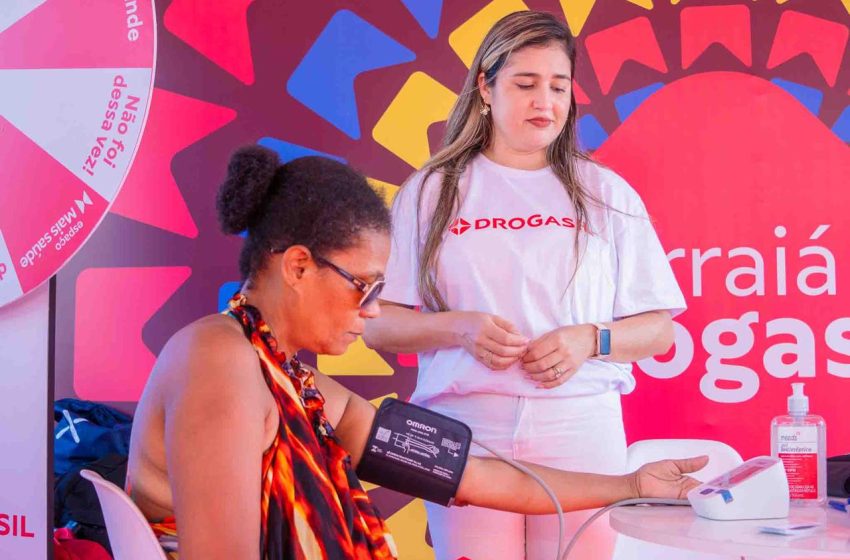 Arraiá Drogasil 2025 leva promoções e ações juninas a 650 farmácias do Norte e Nordeste Rede promove ativações em Caruaru e Recife, além de barracas da saúde em parceria com prefeituras; consumidores ganham brindes, serviços e descontos de até 57%.