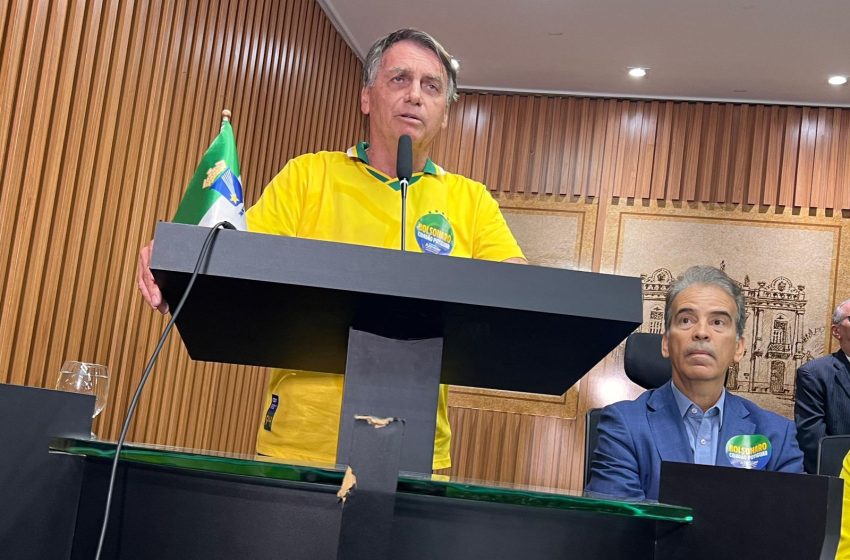 Bolsonaro recebe títulos de cidadão no RN em agenda com parlamentares do Nordeste Ex-presidente é homenageado na Câmara Municipal de Natal e reforça discurso político ao lado de nomes como Feitosa, Gilson Machado, Marcelo Queiroga e Rogério Marinho.