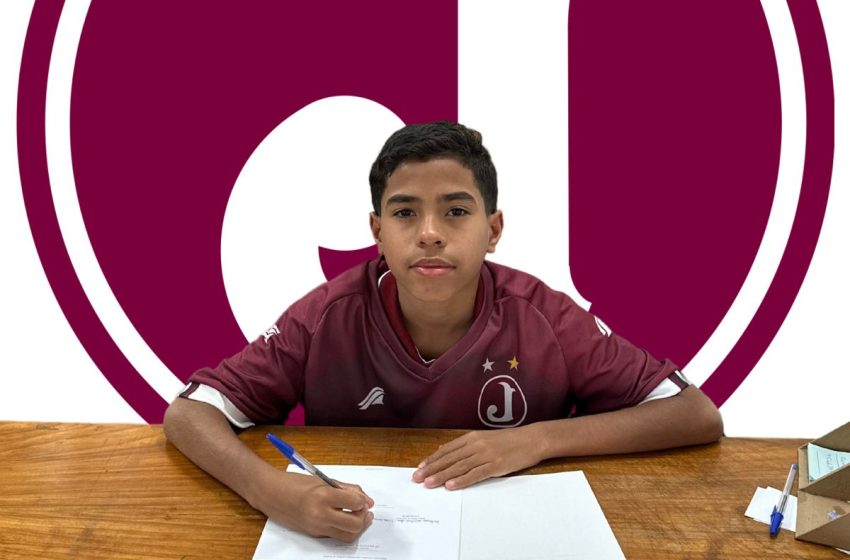 Arthur Sena é o novo reforço do sub-13 do Juventus da capital Atacante canhoto, ex-Boca Júnior do Piauí, se destaca pela velocidade e habilidade pelo lado direito do campo.