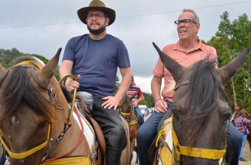Álvaro Porto participa da 22ª Cavalgada de São João ao lado do prefeito Saulo Maruim em Brejão Evento tradicional reúne vaqueiros, lideranças políticas e população no Agreste; deputado destaca impacto cultural e econômico das festividades juninas.