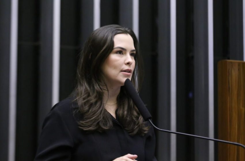  Maria Arraes propõe e Câmara dos Deputados aprova mudança de nome da Sala de Líderes para “Sala Miguel Arraes” Projeto de Resolução da deputada federal homenageia os 20 anos da morte de Miguel Arraes, ex-governador de Pernambuco e ícone da política nacional.