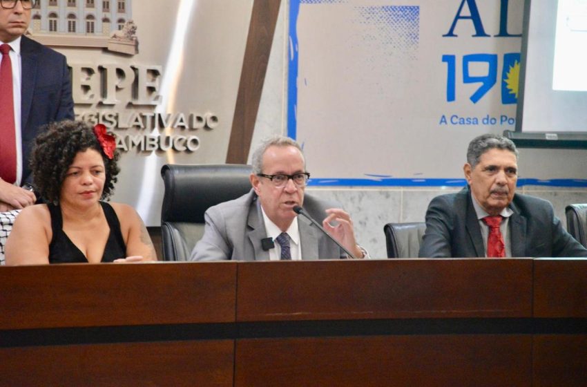 Álvaro Porto ressalta autonomia da Alepe e balanço produtivo no 1º semestre de 2025 Presidente da Assembleia destaca atuação independente, aprovação de 69 leis e foco nas prerrogativas de legislar e fiscalizar.