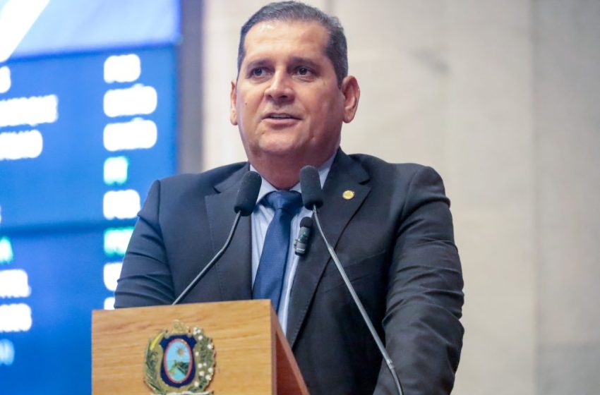 Deputado Fabrizio Ferraz apoia reajuste salarial dos professores na Alepe e celebra avanço na valorização da educação Parlamentar reafirma compromisso com a categoria e destaca importância do aumento para fortalecer a educação pública em Pernambuco.
