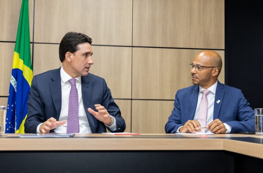Silvio Costa Filho debate Transnordestina com prefeitos do Agreste e Mata Sul Ministro de Portos e Aeroportos participa de encontro no COMAGSUL, em Agrestina, para discutir plataforma Multimodal/Porto Seco e interiorização do desenvolvimento.
