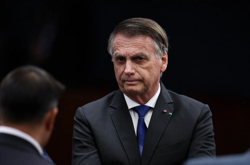 PF indicia Bolsonaro, Carlos e Ramagem por espionagem ilegal na “Abin paralela” Inquérito aponta uso político da Abin para vigiar opositores; mais de 30 pessoas foram indiciadas, incluindo nomes ligados aos governos Bolsonaro e Lula.