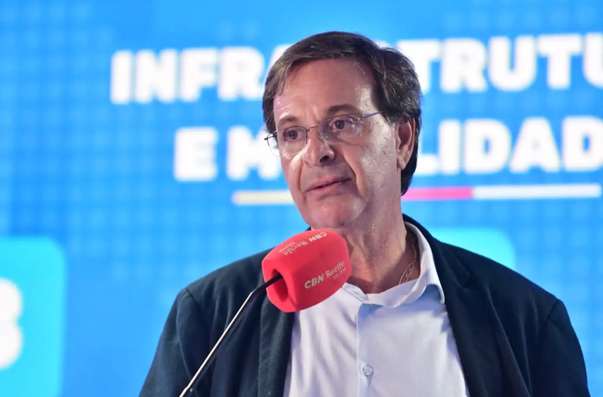 Gilson Machado é preso em Recife por suspeita de tentar ajudar Mauro Cid a deixar o Brasil Ex-ministro do Turismo no governo Bolsonaro teria tentado emitir passaporte português para ex-ajudante de ordens de Bolsonaro, segundo PF e PGR.