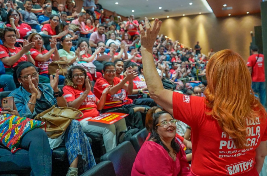 Sintepe paralisa rede estadual para pressionar votação do reajuste na Alepe Categoria se reúne com presidente da Assembleia Legislativa nesta segunda (9) e cobra aprovação do projeto que prevê 6,27% de aumento no piso dos professores.