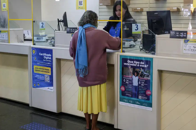 Correios atendem mais de 900 mil aposentados e pensionistas do INSS sobre descontos indevidos Desde 30 de maio, beneficiários com suspeitas de cobranças não autorizadas foram atendidos nas agências da estatal. A partir desta segunda (16), respostas das entidades estão disponíveis nas unidades dos Correios.