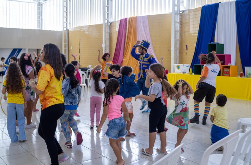  Colônia de férias do Sesc valoriza brincadeiras como ferramenta de integração e aprendizado Com o tema “A Magia do Nós”, programação acontece em julho nas unidades de Piedade, Goiana e Santo Amaro, promovendo vivências coletivas, criatividade e diversão para crianças e jovens.