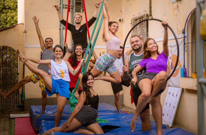 Formação gratuita prepara professores de circo para inclusão de pessoas surdas no Recife Projeto Circo Acessível abre inscrições de 10 a 20 de julho para capacitação com foco em Libras e acessibilidade metodológica; aulas serão realizadas entre 5 e 21 de agosto em formato híbrido.