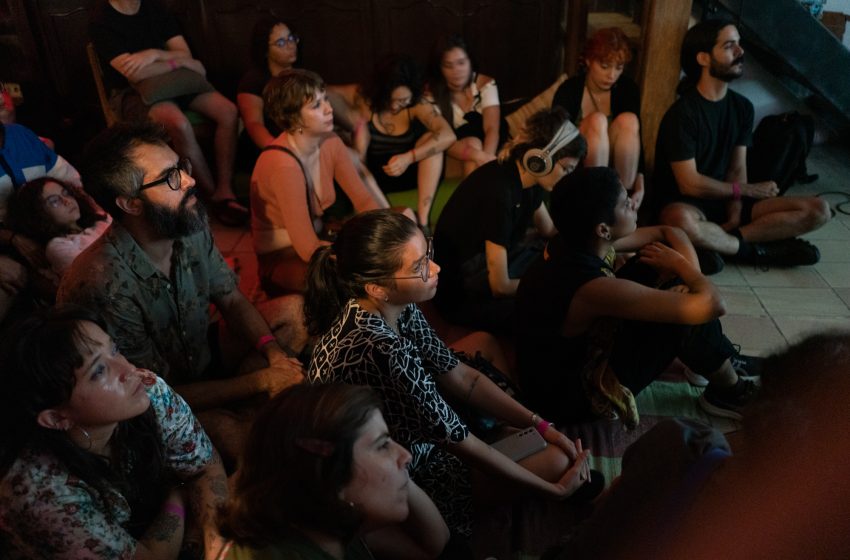  Cineclube Audiovisão convida o público a sentir o cinema com o corpo, no Centro do Recife Com filmes raros e trilhas sonoras ao vivo, sessão gratuita acontece dia 2 de agosto, na Casa Lontra, unindo música experimental, imagem e acessibilidade em parceria com a UFPE e o Institute of Incoherent Cinema (IOIC), da Suíça.