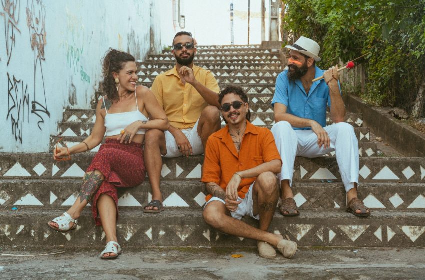 Forró Escaletado apresenta nova fase musical em show no Fogo de Occa, Olinda, no dia 1º de agosto Apresentação marca despedida antes de turnê em SP e celebra aniversário de integrantes com repertório autoral e releituras de clássicos da música brasileira.
