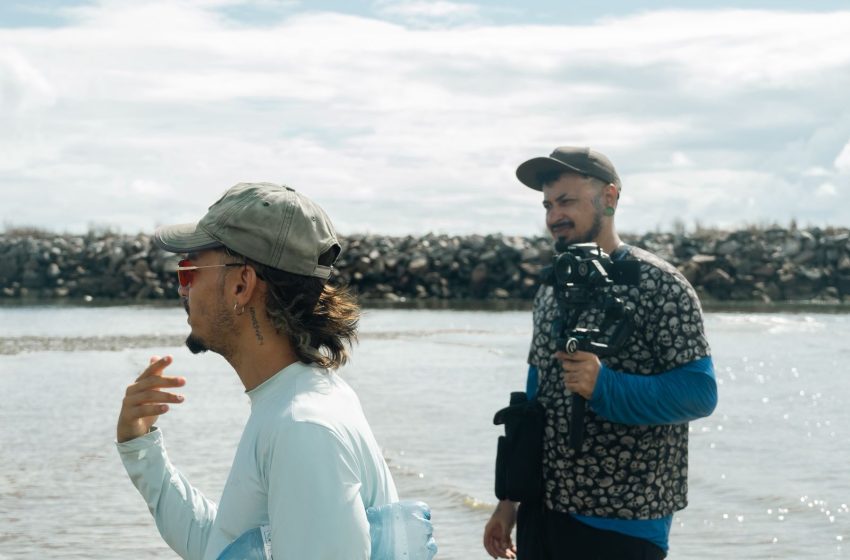 Vídeo-dança gravado no Janga reflete urbanização e apagamentos na beira-mar Curta “Corpo dessa Praia” estreia nesta sexta (18), às 19h, no Villa Pier, em Paulista, com nova sessão na quarta (23), às 20h, no Bar Super 8, no Recife; filme propõe escuta visual e corporal das memórias e tensões do litoral.