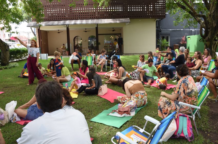 Yoga para crianças com café da manhã marca domingo de férias na Livraria do Jardim Atividade acontece neste domingo (13), das 9h às 11h, com prática lúdica conduzida pela professora Priscila Ferreira e menu especial do Celeste Café.