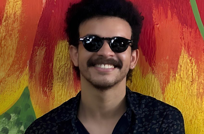 Cantor Lucas agita noite de sábado com voz e violão no Shopping Costa Dourada Show gratuito acontece na Praça de Alimentação com repertório autoral e clássicos da MPB.
