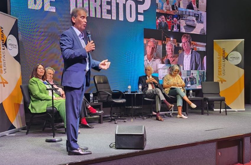 Direita internacional se reúne em Lisboa e Madrid com críticas ao Brasil e defesa por anistia Deputado estadual Coronel Alberto Feitosa participou dos Seminários Veritas Liberat e afirmou que o Brasil caminha para uma “ditadura como a da Venezuela”.