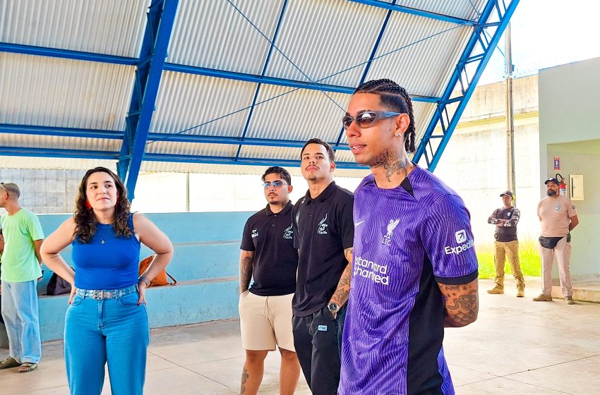 Mago de Tarso visita unidade da Funase e inspira adolescentes com história de superação Em encontro inédito no Case Muribeca, artista compartilha vivências com jovens em cumprimento de medidas socioeducativas e reforça o poder transformador da arte.