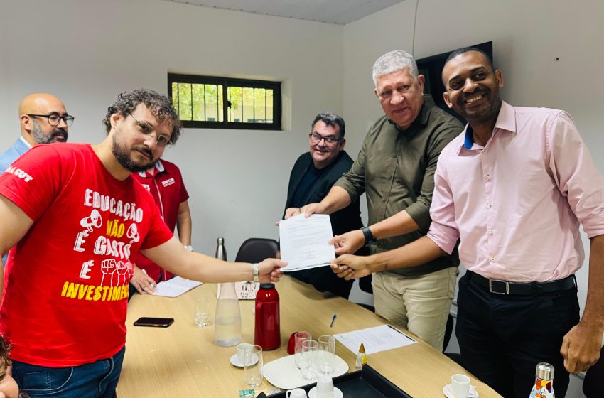 Professores do Cabo de Santo Agostinho encerram greve após acordo com a Prefeitura Categoria aprova proposta que antecipa reajuste salarial e garante não desconto dos dias parados; aulas retornam na próxima semana com calendário de reposição a ser definido.