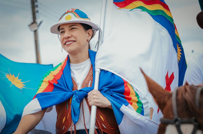  Raquel Lyra participa da 55ª Missa do Vaqueiro e reforça compromisso com o Sertão pernambucano Governadora celebrou a fé e a cultura sertaneja ao lado de vaqueiros e lideranças políticas em Serrita; Governo investiu R$ 2,4 milhões no evento e reforçou ações de saúde e segurança durante a celebração.