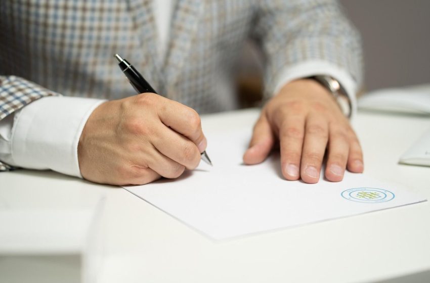 CGJ-PE valida assinatura exclusiva do Oficial em restauração de registro civil Decisão acolhe parecer da Arpen-PE e segue norma do CNJ, dispensando assinatura do requerente em casos de registros extraviados que apenas reproduzem dados já declarados.
