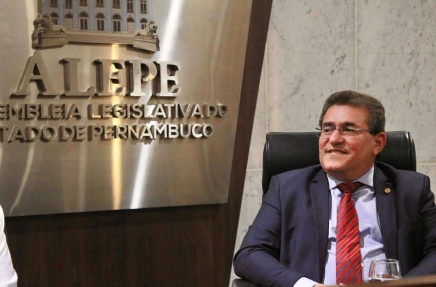 Luciano Duque lidera intenções de voto para a Alepe em Serra Talhada, aponta pesquisa Deputado estadual tem 54% das intenções de voto, seguido por Sebastião Oliveira (17%) e Breno Araújo (9%), segundo Instituto Múltipla.