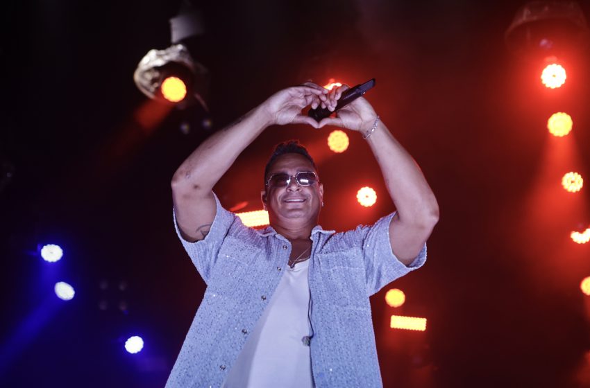  Salgueiro vive noite vibrante de samba e pagode com Xande de Pilares e Xanddy Harmonia no festival Pernambuco Meu País Segunda noite do festival levou multidão à Praça da Bomba com shows marcantes de artistas de várias regiões e celebração da cultura negra, popular e resistente.