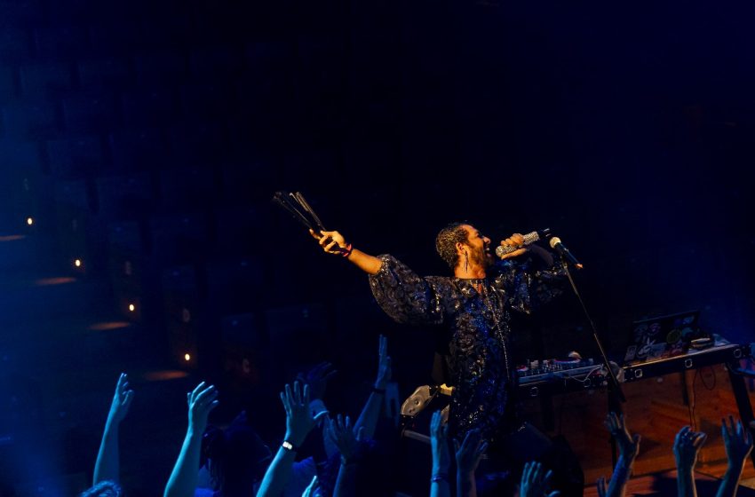 Magiluth celebra 20 anos com retorno a Recife e espetáculo interativo Édipo REC Peça será apresentada nos dias 25 e 26 de julho, no Teatro Luiz Mendonça, e transforma o público em parte da cena. Produção mistura teatro, audiovisual e provoca sobre vigilância, identidade e pertencimento.