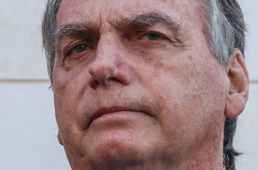 Bolsonaro terá que usar tornozeleira eletrônica por decisão do STF Ex-presidente também está proibido de acessar redes sociais e deve cumprir toque de recolher das 19h às 7h.