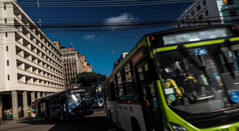 Motorista abandona ônibus após invasão de grupo sem pagar passagem no Centro do Recife Cansado da falta de segurança e fiscalização, condutor da linha 820 deixa coletivo após ação de 14 pessoas; invasões se tornam rotina no transporte público da RMR.