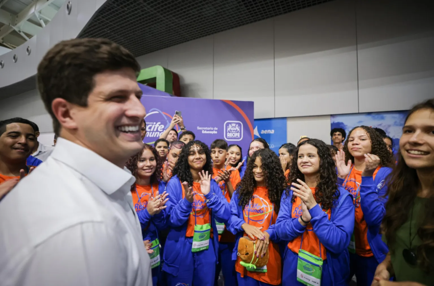  João Campos acompanha embarque de estudantes para intercâmbio no Canadá pelo Programa Recife no Mundo Iniciando a segunda edição do projeto, 35 alunos da rede municipal embarcam para Niagara Falls; ao todo, 100 estudantes e 10 professores participarão do intercâmbio.