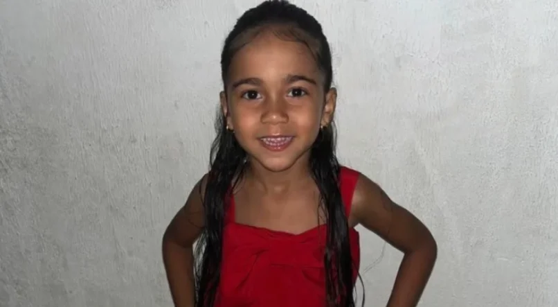 Menina baleada durante festa infantil morre após cinco dias internada Emilly Vitória, de 6 anos, foi atingida na cabeça por um disparo durante tiroteio em festa no bairro de Prazeres, em Jaboatão dos Guararapes.
