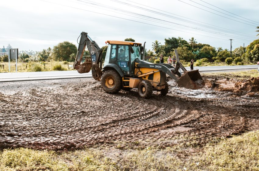  Governo de Pernambuco envia equipamentos para recuperar infraestrutura de Igarassu e Itamaracá Cinco caminhões caçamba, quatro retroescavadeiras e uma escavadeira sobre esteiras auxiliam ações de limpeza e restabelecimento da organização dos dois municípios do Litoral Norte pernambucano.