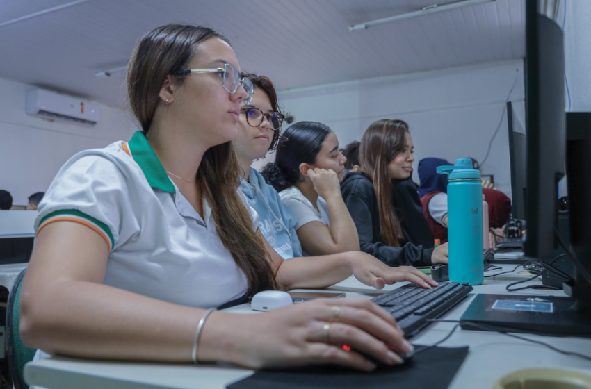 Ministério das Comunicações garante internet para mais de 2 mil escolas públicas Resultado de edital do Fust contempla 2.168 instituições de ensino com internet banda larga e Wi-Fi, beneficiando mais de 1 milhão de estudantes da educação básica.