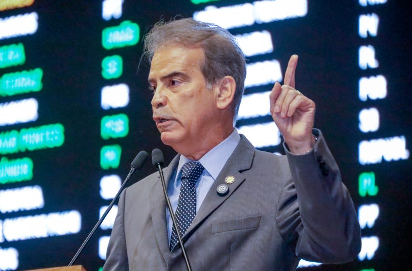  Feitosa critica Alexandre de Moraes em protesto contra prisão de Bolsonaro Durante sessão na Alepe, deputado questionou atuação do ministro do STF e uniu-se a parlamentares da Direita em repúdio à prisão domiciliar do ex-presidente.