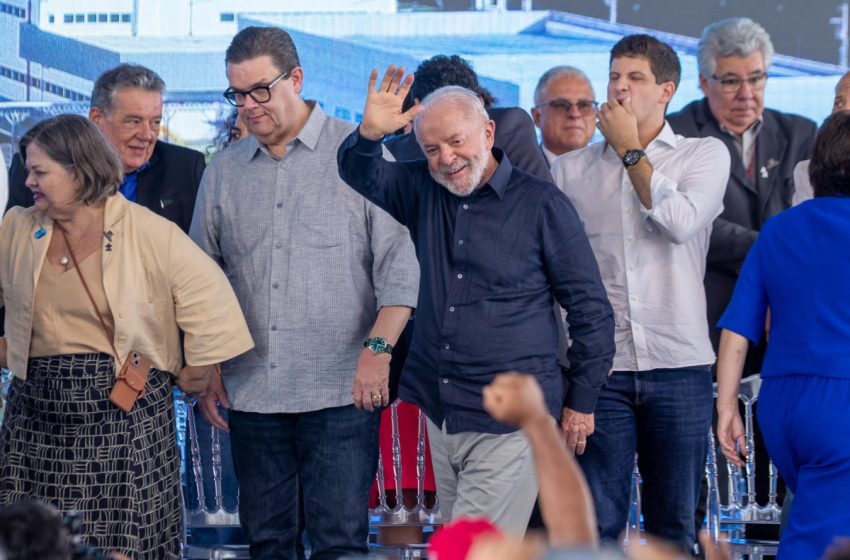  Lula diz ter orgulho de ajudar o Nordeste a deixar de ser “símbolo do atraso” e inaugura nova unidade da Hemobrás em Goiana Em visita a Pernambuco, presidente destaca investimentos em educação e desenvolvimento, anuncia programa de especialistas no SUS e entrega títulos de regularização fundiária em Brasília Teimosa.