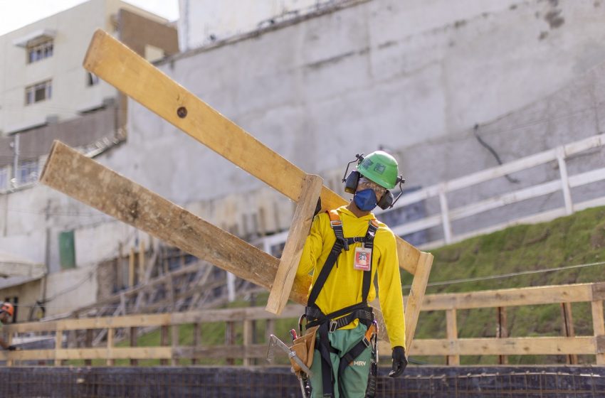  MRV abre mais de 970 vagas em canteiros de obras pelo Brasil Oportunidades são para profissionais com experiência em construção civil, como montador, pintor, pedreiro, encanador, eletricista, servente, entre outros.