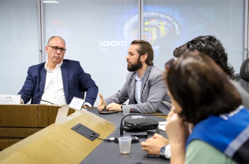  Governo de Pernambuco amplia ações integradas para segurança no transporte público da RMR Secretaria de Mobilidade se reúne com Defesa Social para reforçar estratégias em parceria com empresas de ônibus e reduzir criminalidade nos coletivos.