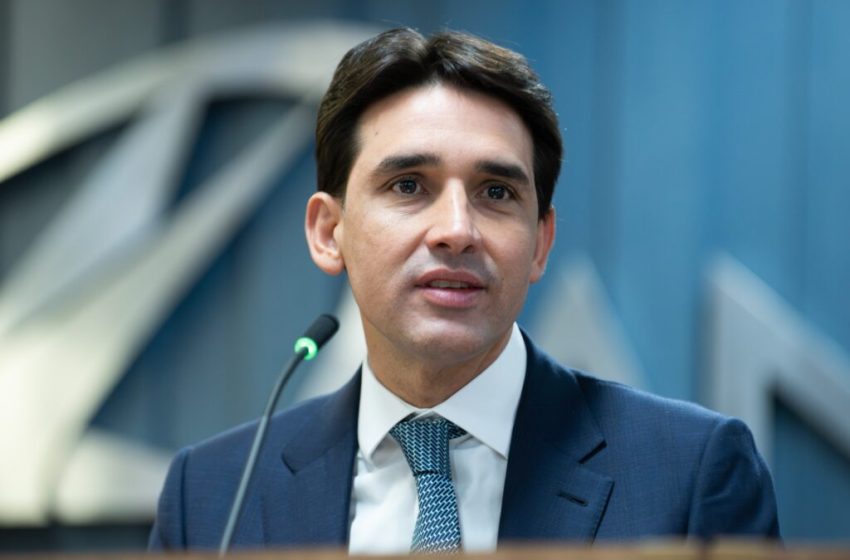  Silvio Costa Filho receberá título de cidadão de Caruaru nesta sexta-feira (22) Honraria proposta pelo vereador Delegado Lessa reconhece a contribuição do ministro dos Portos e Aeroportos para o desenvolvimento da cidade em áreas como infraestrutura, saúde e educação.