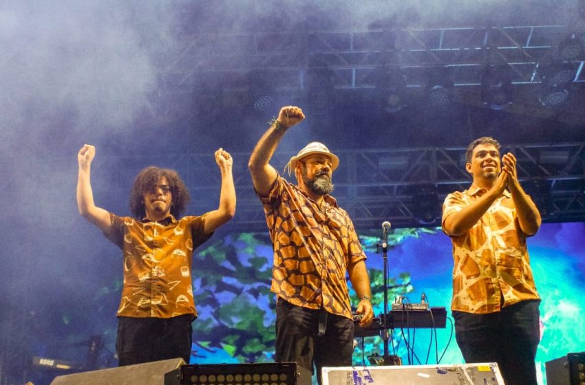  Banda pernambucana Ambrosino lança disco em homenagem à luta indígena Álbum Cor de Brasa mistura rock, poesia sertaneja e protesto político em defesa dos povos originários; projeto tem participações de Cannibal, Dani Carmesin e Dengue.