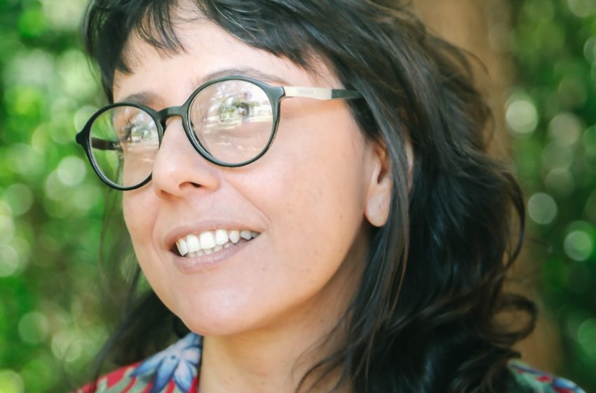  Dea Ferraz lança livro “Agora” com sessões especiais no Recife, Garanhuns e Caruaru Publicação da editora Vacatussa destrincha os processos criativos do longa homônimo e da dissertação de mestrado da cineasta pernambucana.