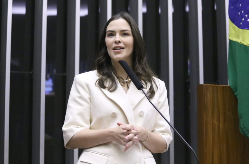  Câmara dos Deputados homenageia Miguel Arraes nos 20 anos de sua morte Sessão solene proposta por Maria Arraes reuniu familiares, ministros e parlamentares para relembrar o legado do ex-governador como símbolo de resistência, ética e defesa das causas populares.