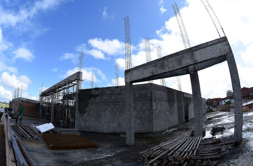  Novo prédio da Câmara de Caruaru homenageará ex-vereador Lambreta e terá espaços batizados com nomes de lideranças políticas Edifício será denominado “Vereador Fernando Dias Lambreta” e contará com homenagem a Zé Ailton na praça e a Lula Tôrres no auditório; inauguração está prevista para fevereiro de 2026.