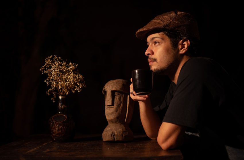  Tomé leva o show Bagagem ao Desmantelo Azul com pré-lançamento de samba autoral Apresentação acontece neste sábado (9), às 19h, em Olinda, e reúne composições que percorrem a trajetória do artista. O destaque da noite é Querendo Voltar a Sorrir, samba inédito que será apresentado ao público pela primeira vez.